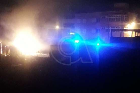 Última Hora: Incendio en un solar lleno de maderas próximo a la plaza de Punto Fielato (Telde)/Inma Perera.